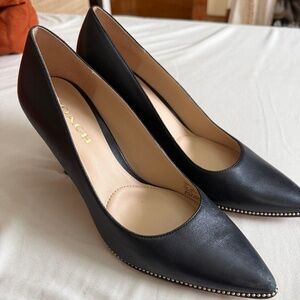 Coach 85 mm Waverly pump in black leather with beadchain detail